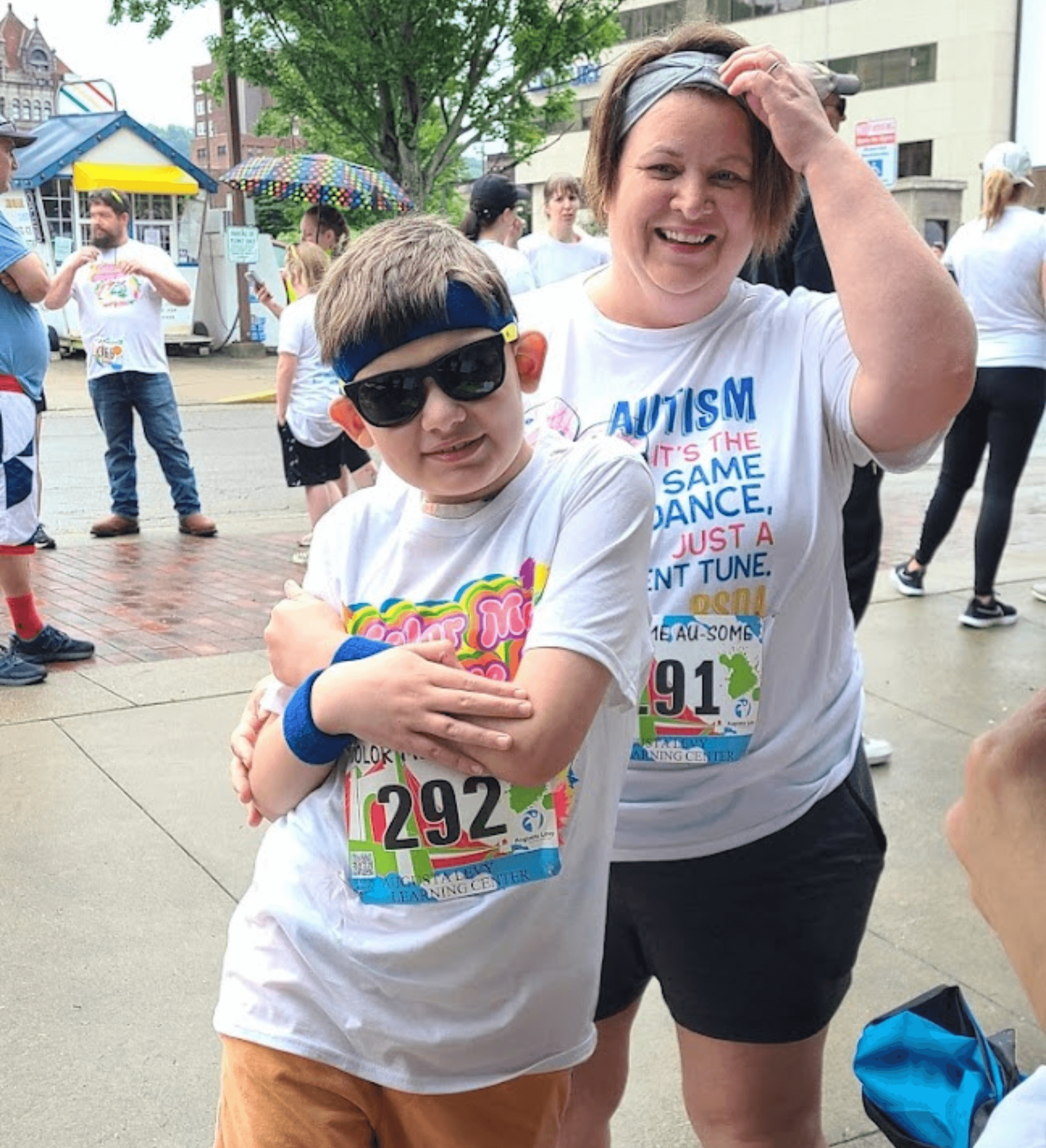 2 people signing up for color run