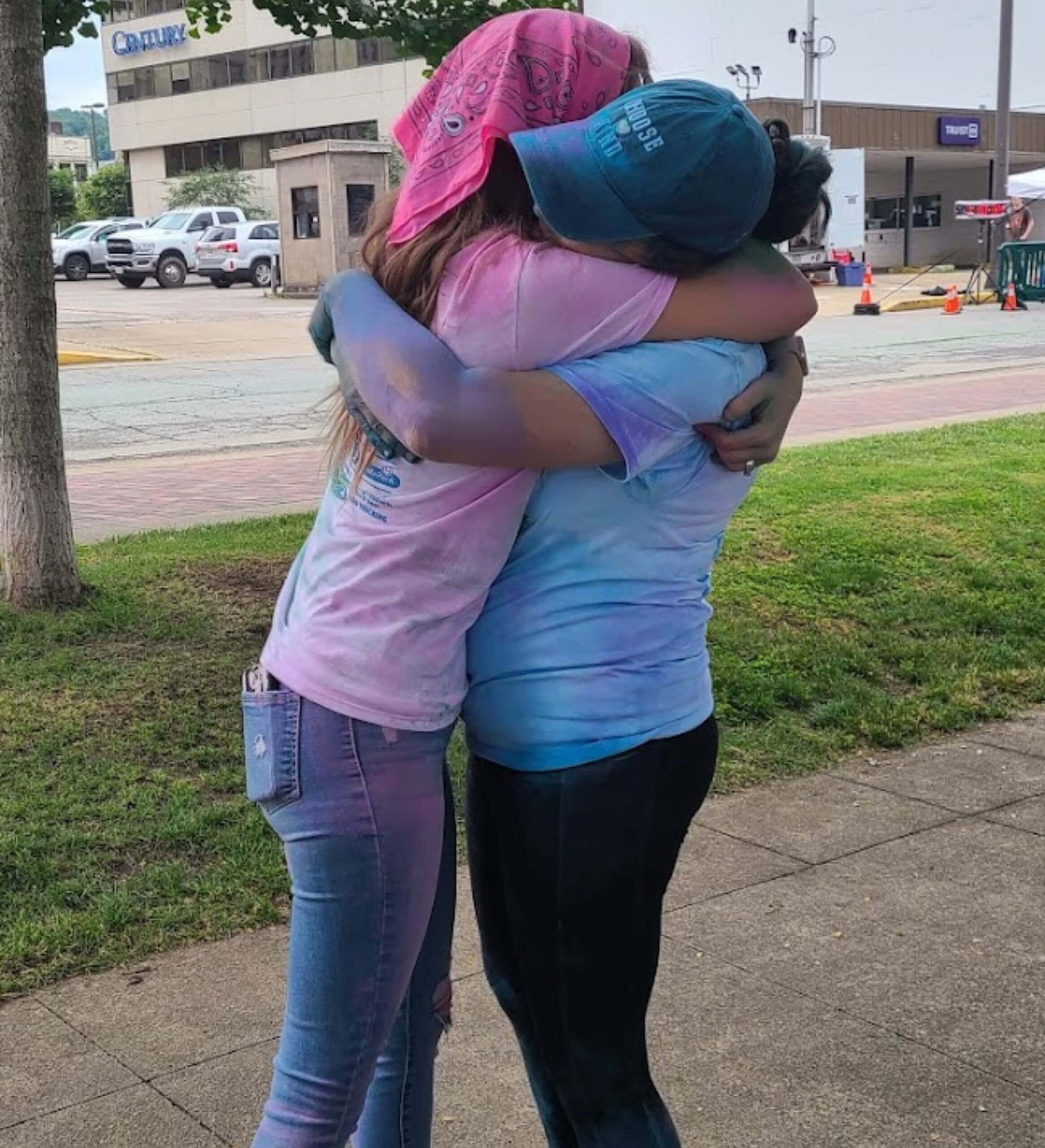 color runners hugging